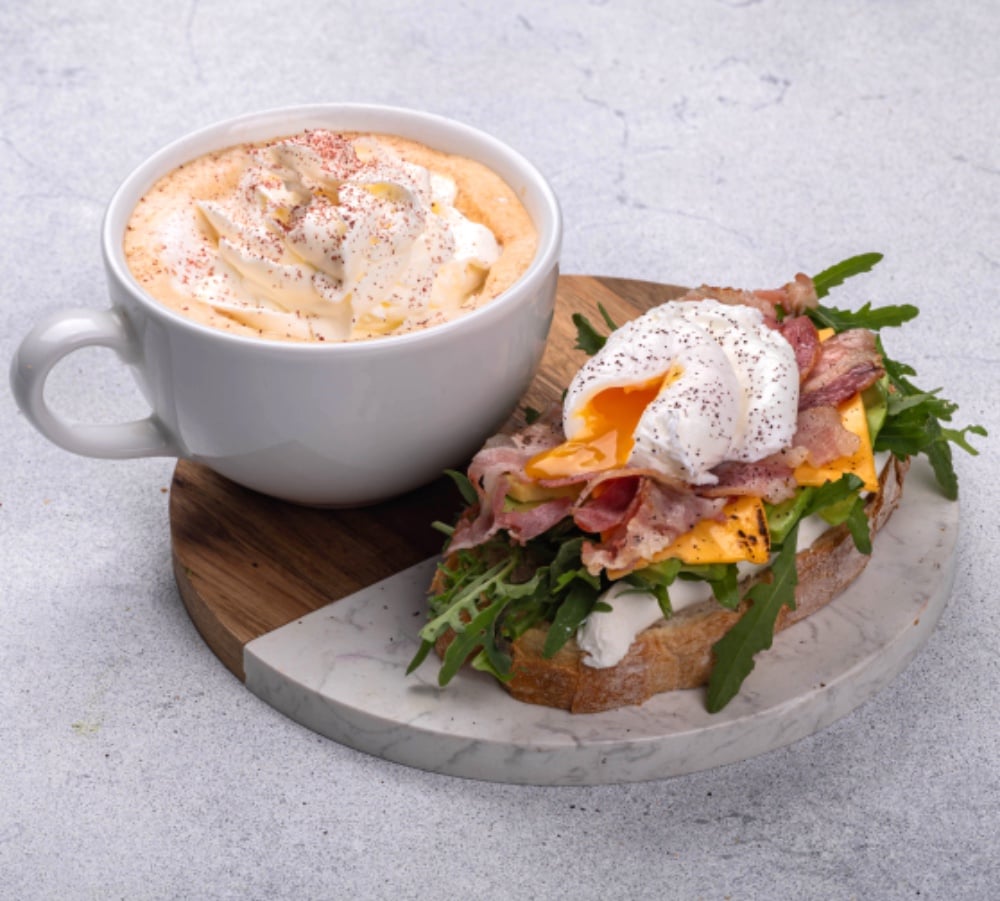 Сніданок-тост з беконом/лососем/креветками, авокадо і яйцем пашот