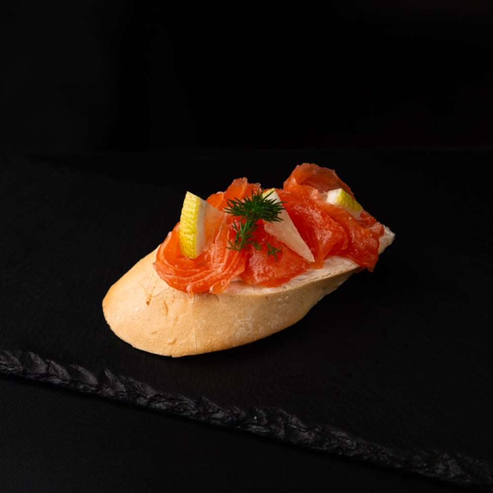 Брускета з лососем і крем-сиром 25-30г