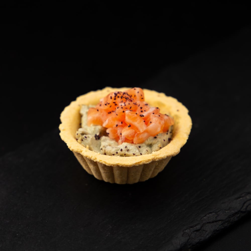 Тарталетка з лососем та мусом з авокадо та крем-сиром 25г