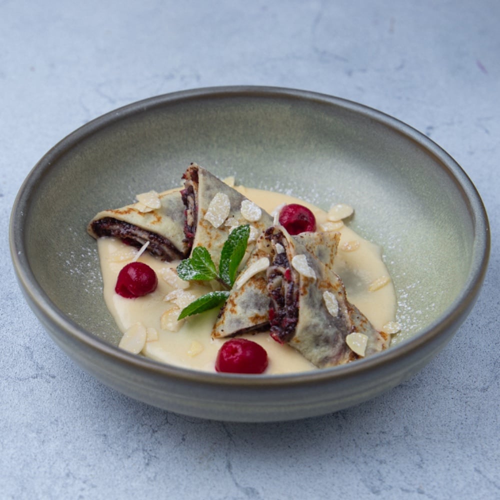 Млинець з маково-вишневою начинкою у заварному кремі