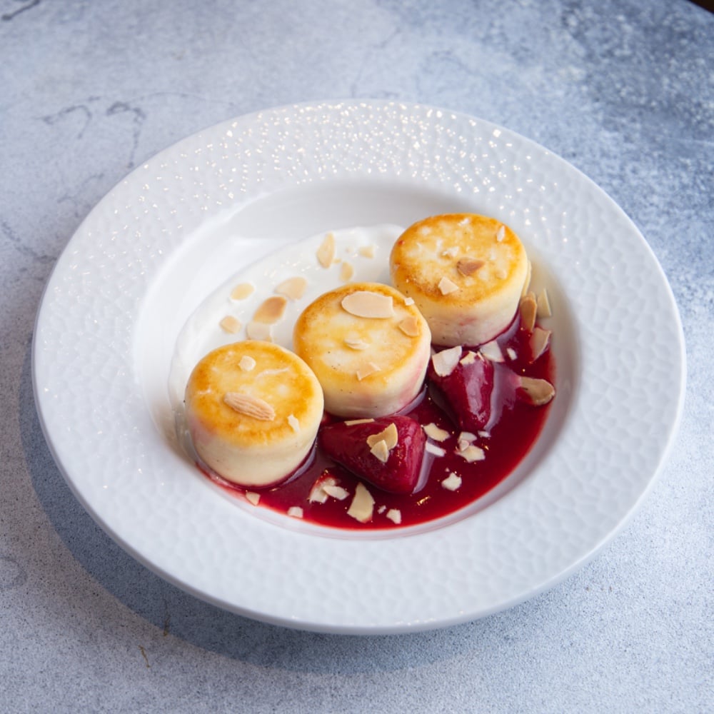 Класичні сирнички з полуничним конфі, сметаною і мигдальними пластівцями