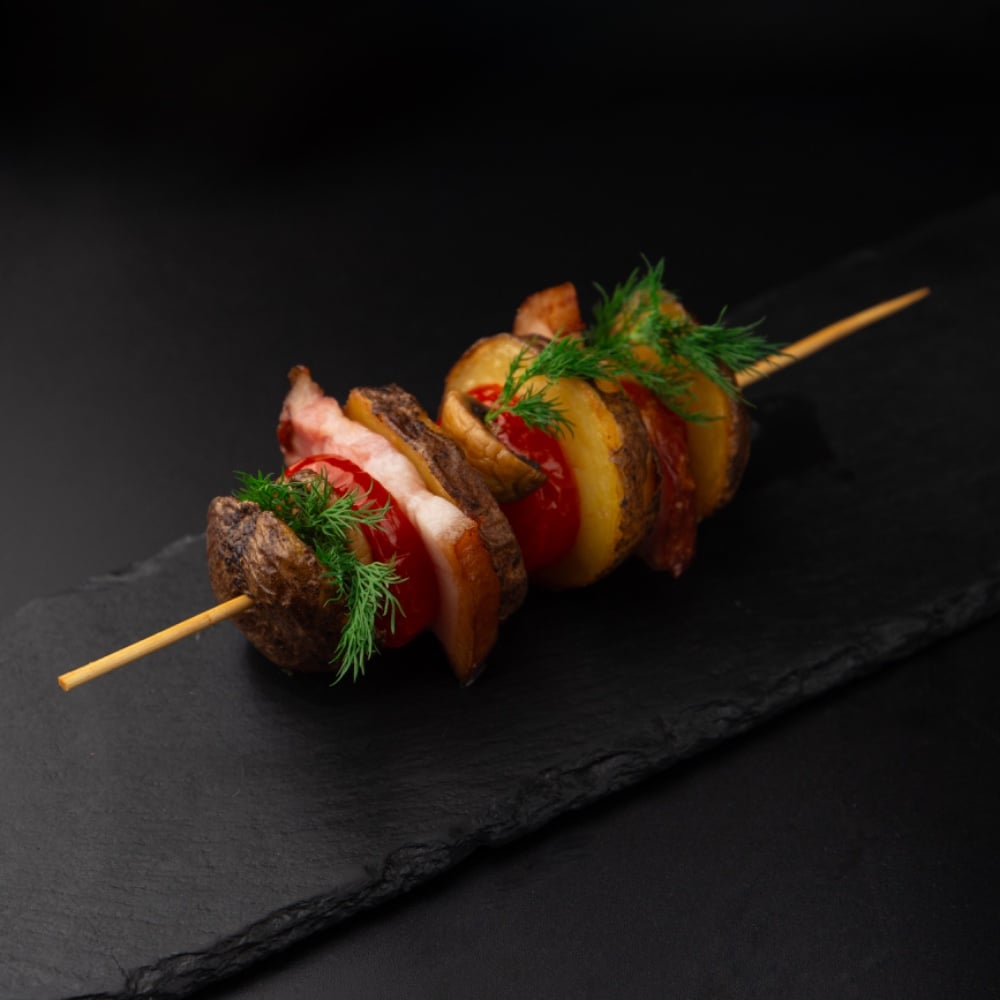 Картопля з грудинкою на шпажці