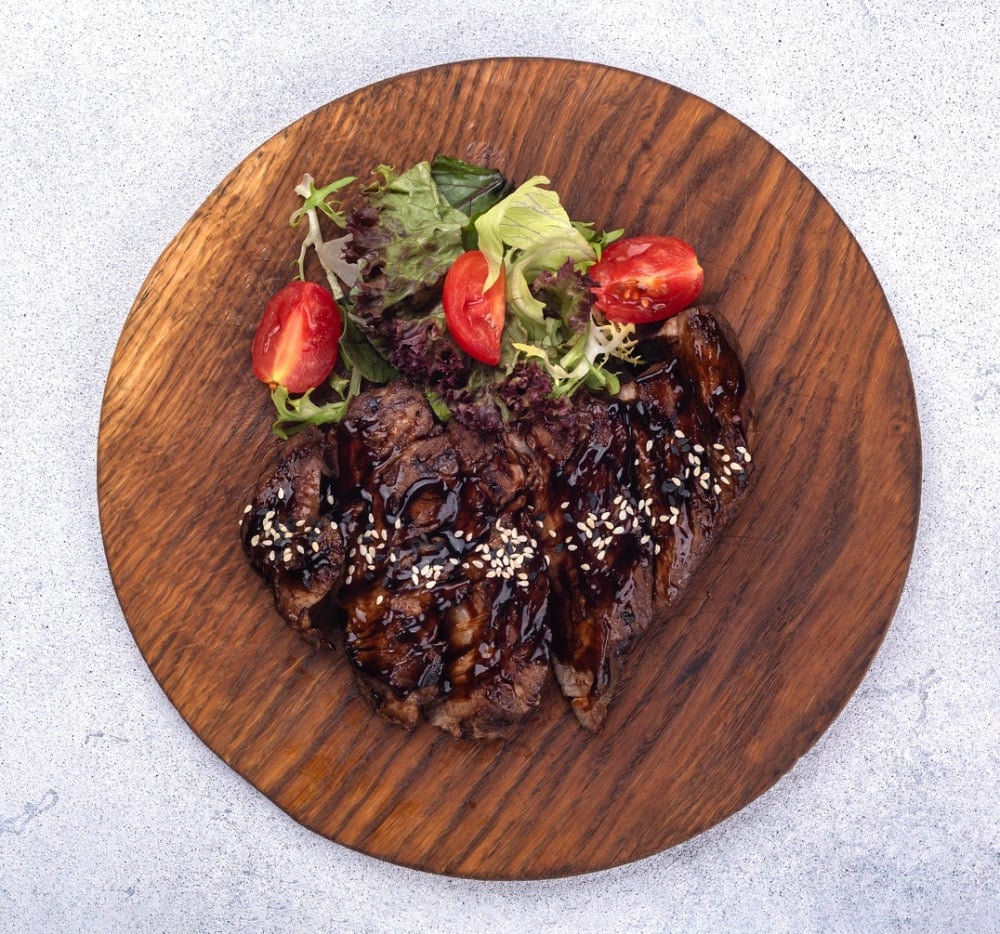 Стейк зі свинини на грилі під соусом унагі