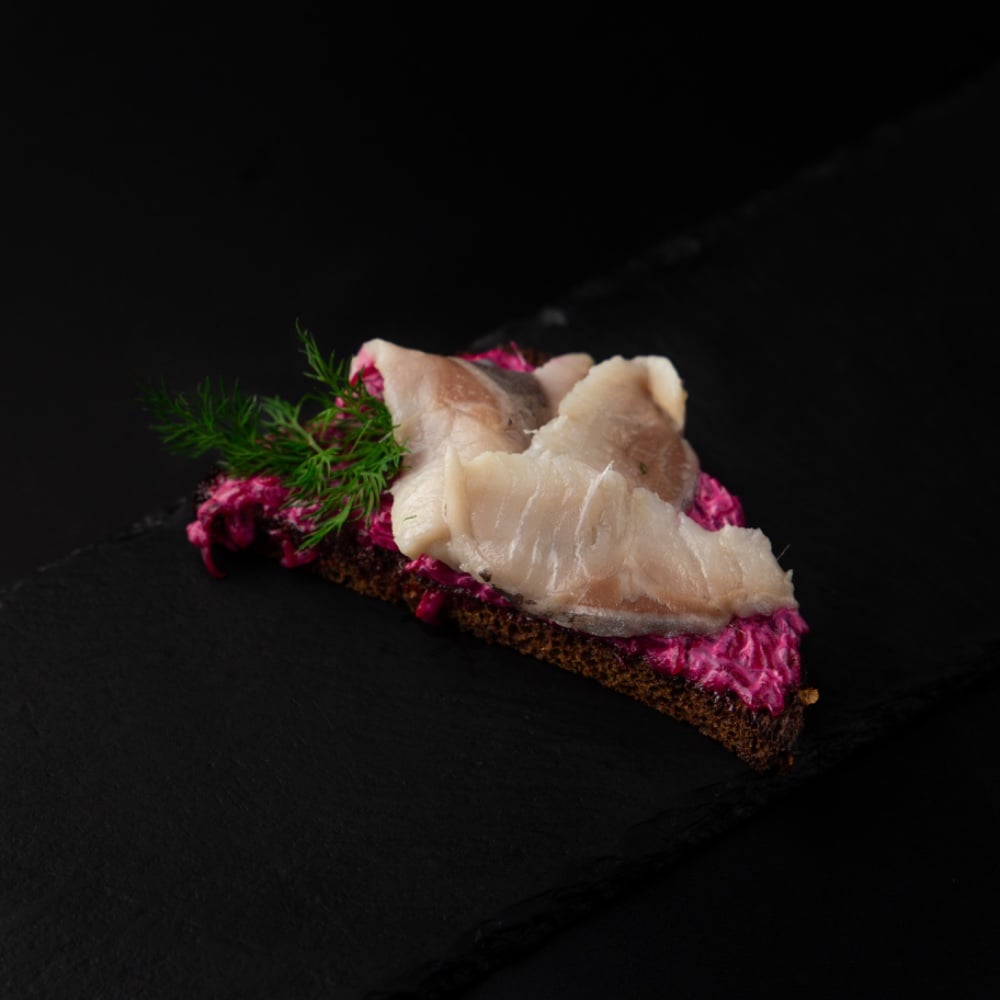 Брускета з буряком та оселедцем 25-30г