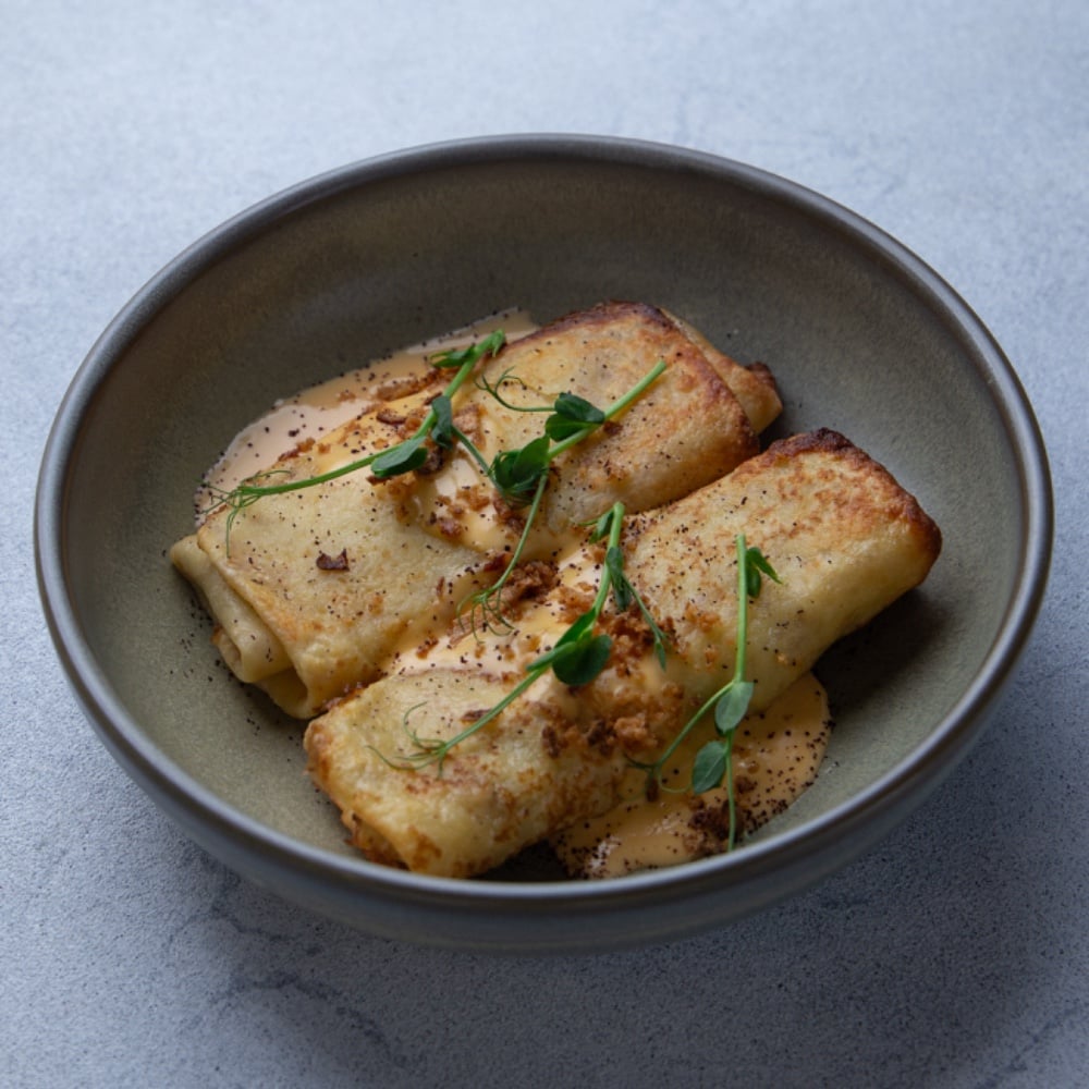 Домашні млинці з шинкою і грибами під сирним соусом