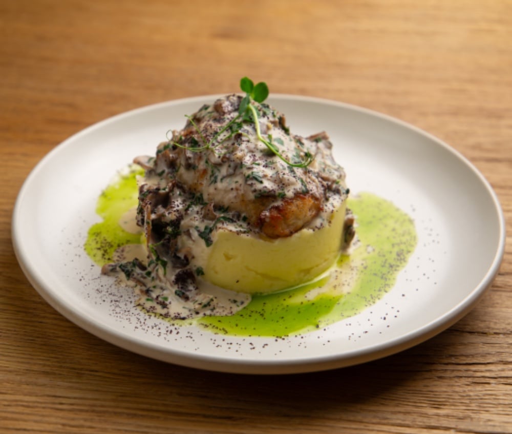 Котлета куряча з картопляним пюре і грибним соусом