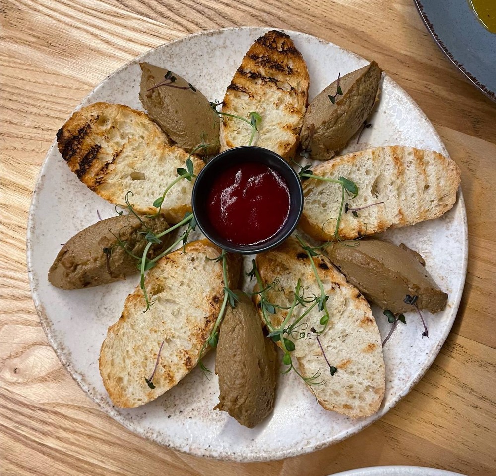 Паштет курячий з ягідним соусом (бенкет)