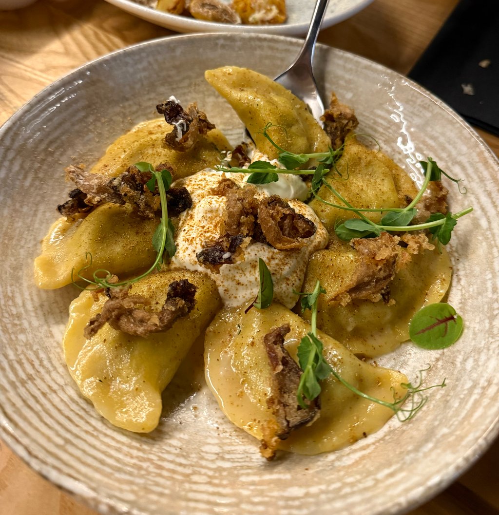 Вареники з картоплею, беконом і білими грибами