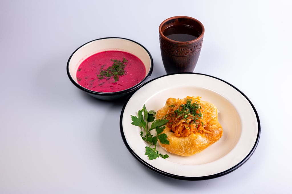 На щодень 1 (Борщ підбиваний, книш з картоплею та тушкованою капустою, узвар)