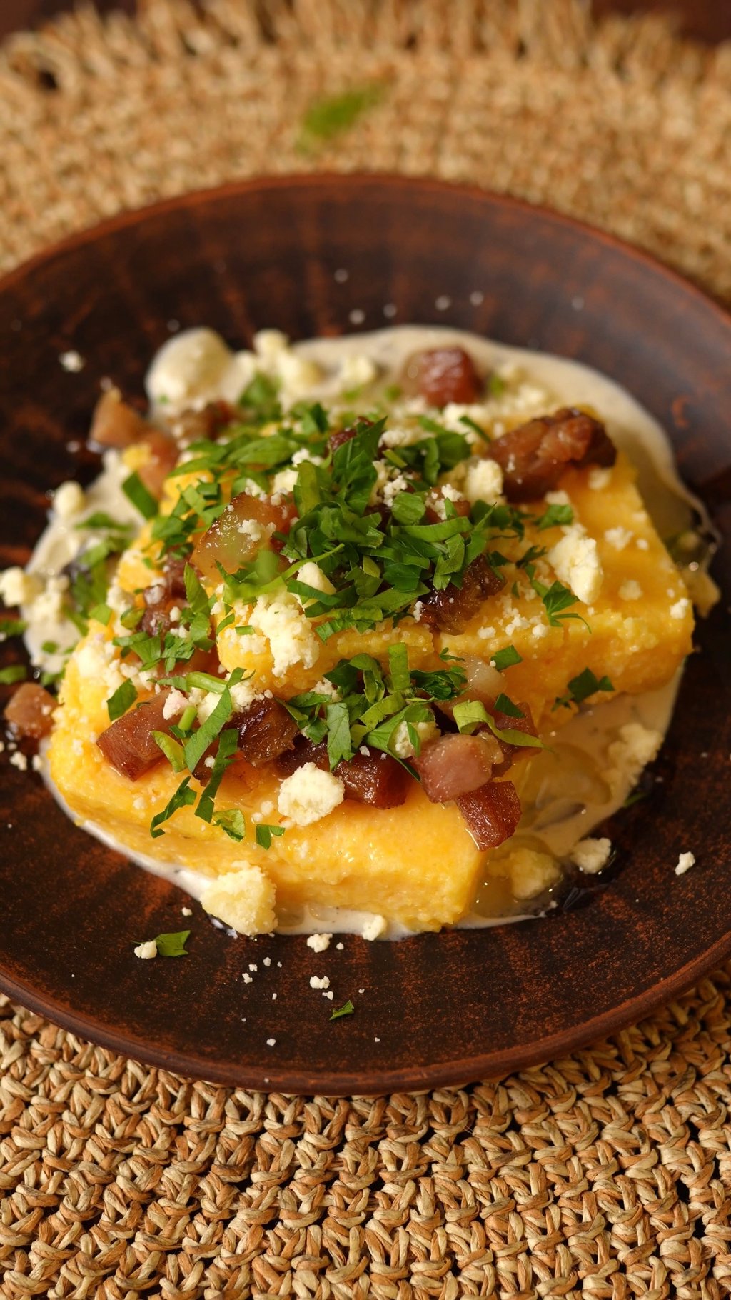  "Не банош" Токан з бринзою, вершково-грибним соусом та шкварками (250/20/50/50 г)