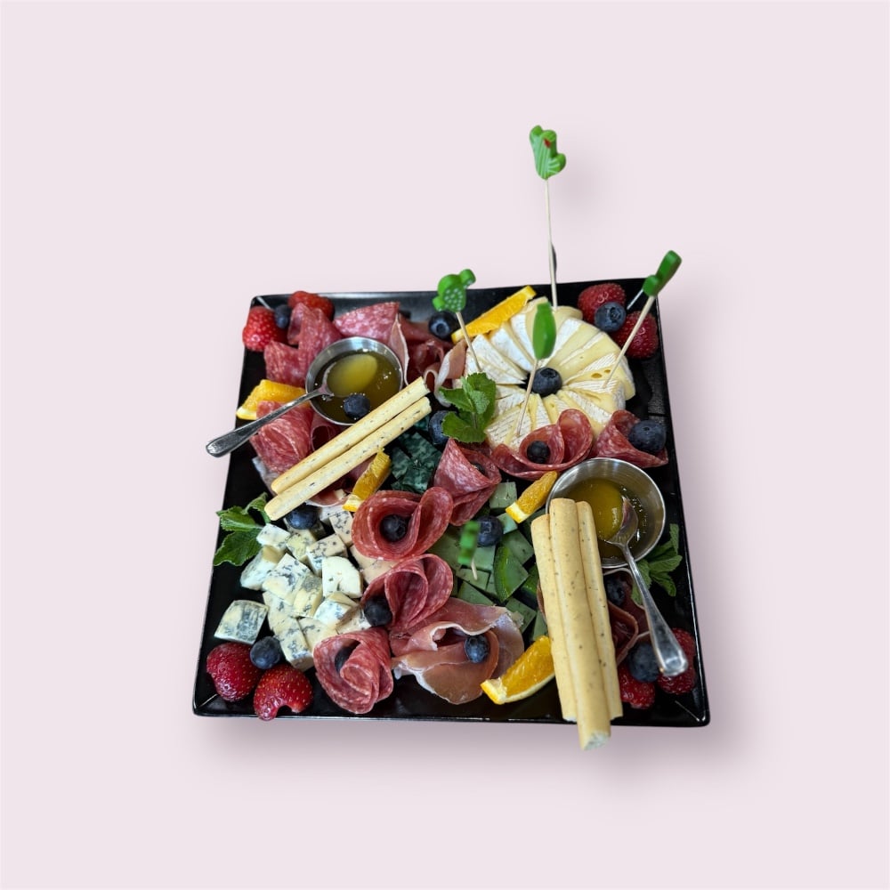 Мікс антіпасті (сир, ковбаси, фрукти)