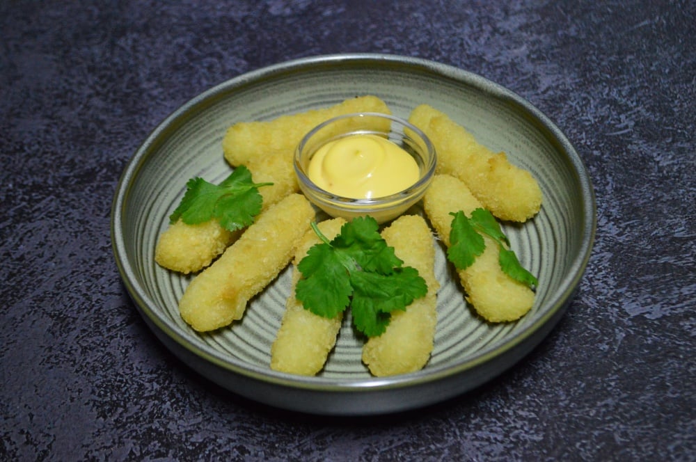 Сырные палочки с сырным соусом