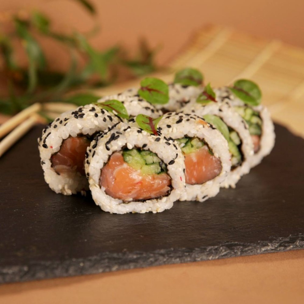 Каліфорнія з лососем в кунжуті (300г)
