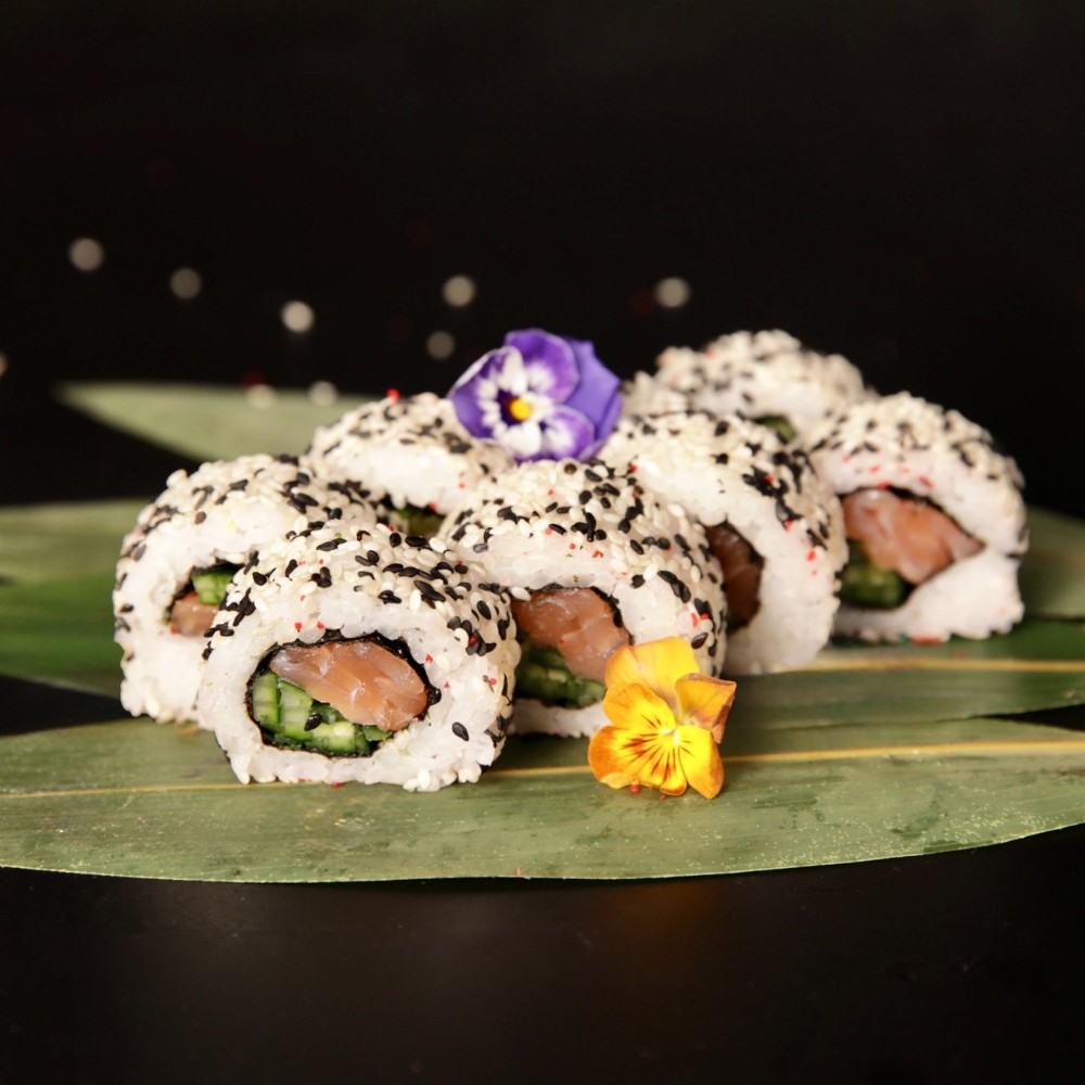 Каліфорнія з лососем в кунжуті (250г)
