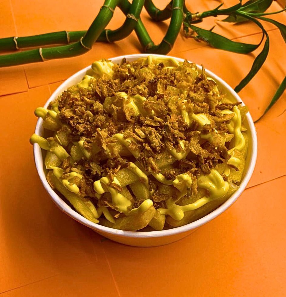 Картопля фрі з сирним соусом та кранчем (250г)
