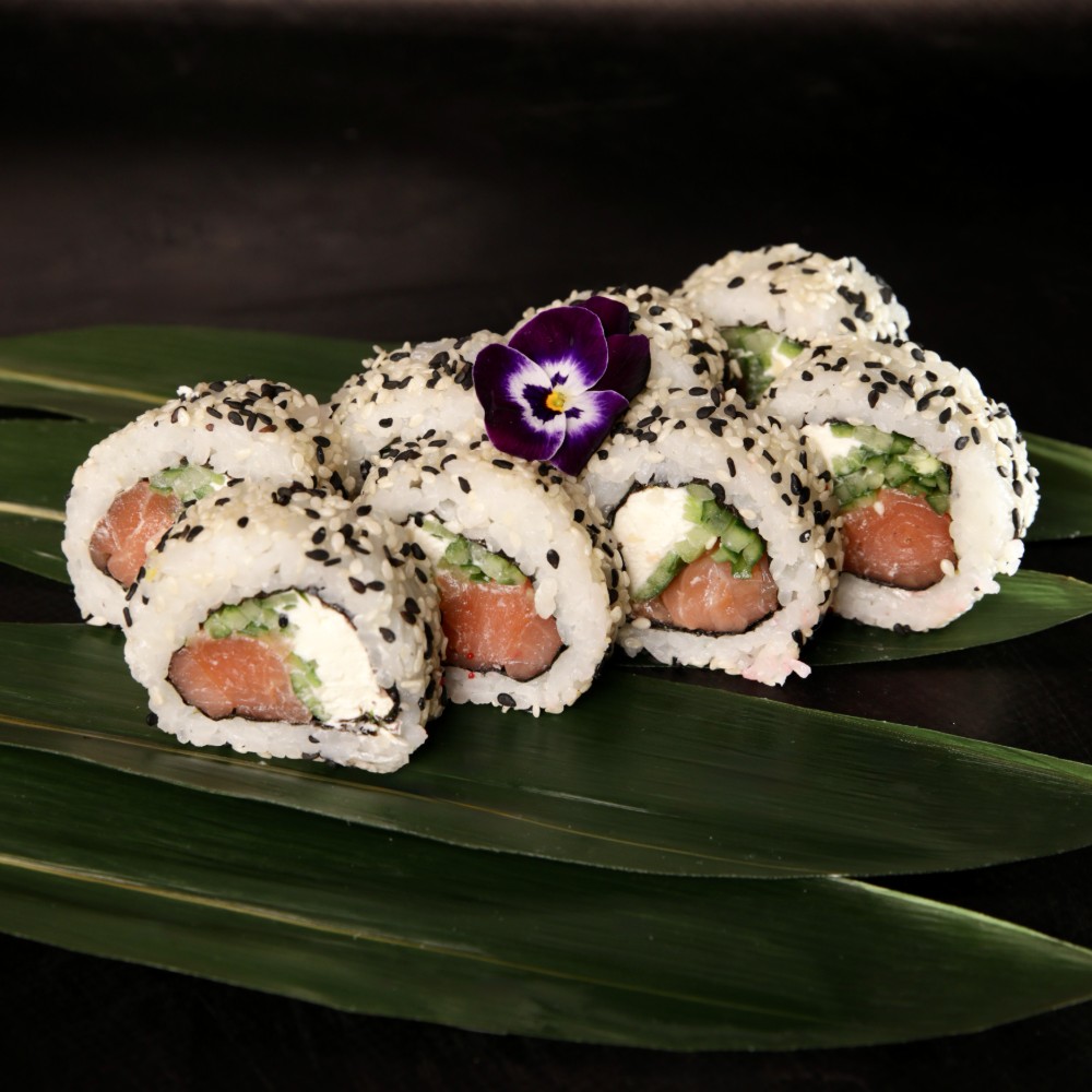 Філадельфія з лососем в кунжуті (300г)