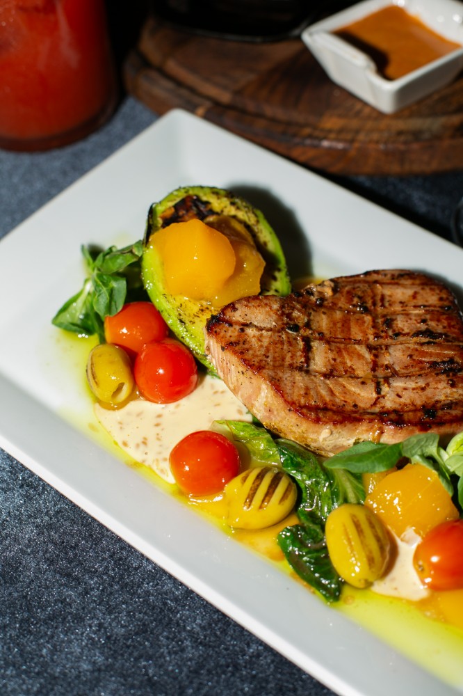 Тунець «Блю» з авокадо та смаженим Роменом 200/100 г