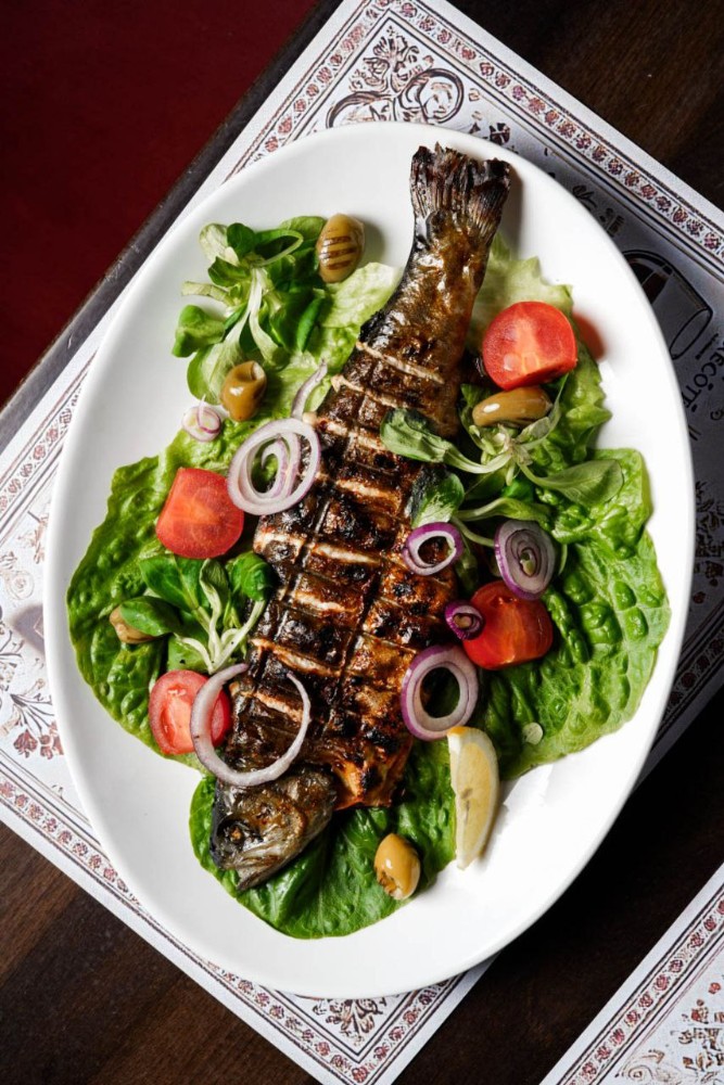 Форель на гриль з оливками та Роменом/Grilled trout with olives and Romaine