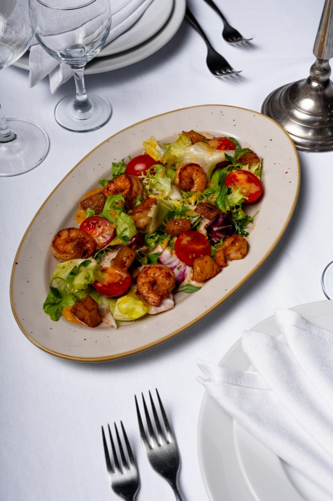 Салат з креветкою та ананасом