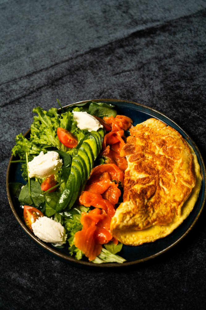 Омлет з  малосольним лососем/Omelette with lightly salted salmon 300 г