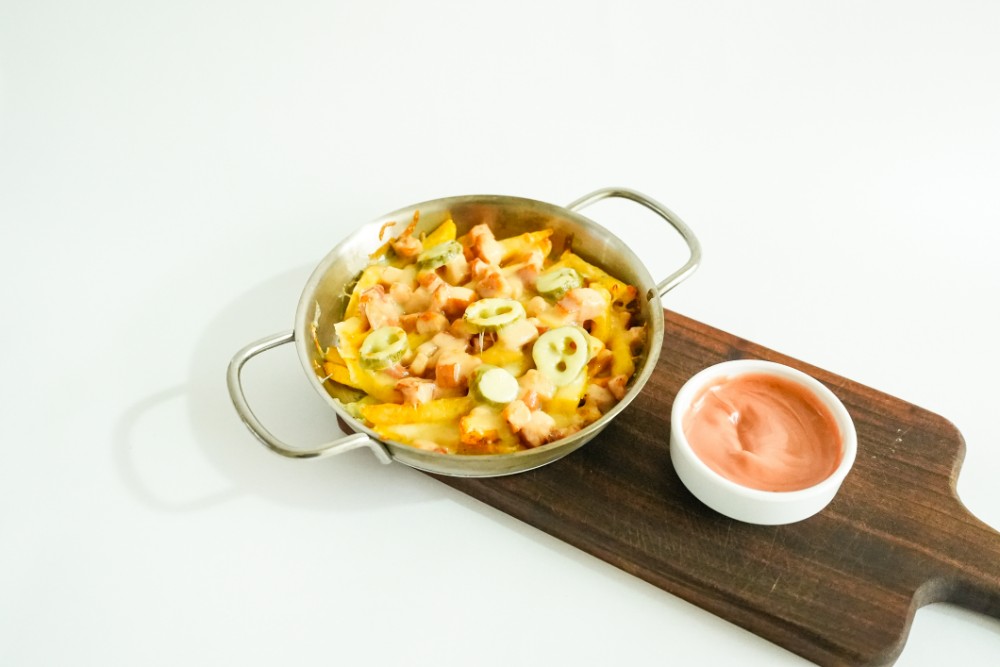  Pendirli Kartof Hind Toyuğu və Jalapeno ilə /Jalapeño Cheese Fries with Ham