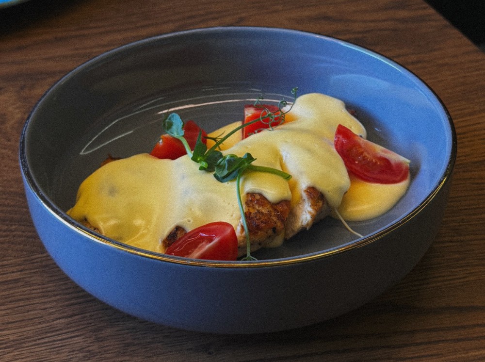 Курка під сирним соусом