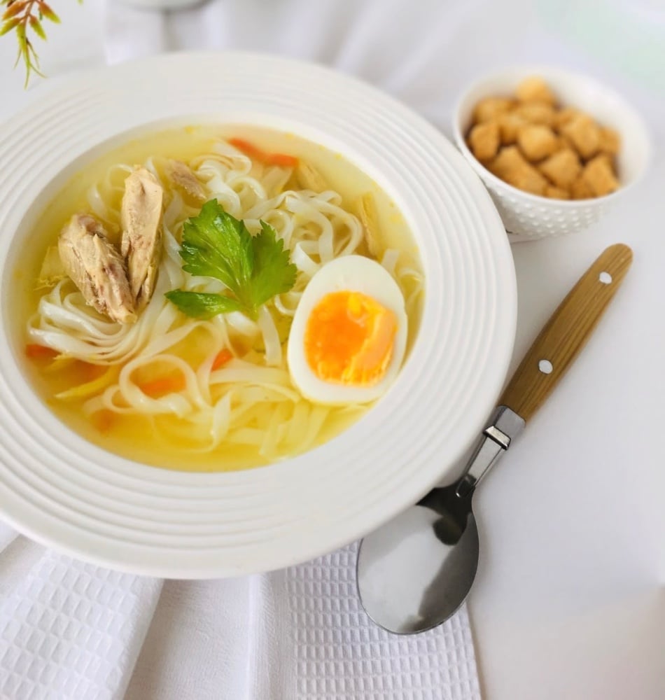 КУРЯЧИЙ БУЛЬЙОН З ЛОКШИНОЮ