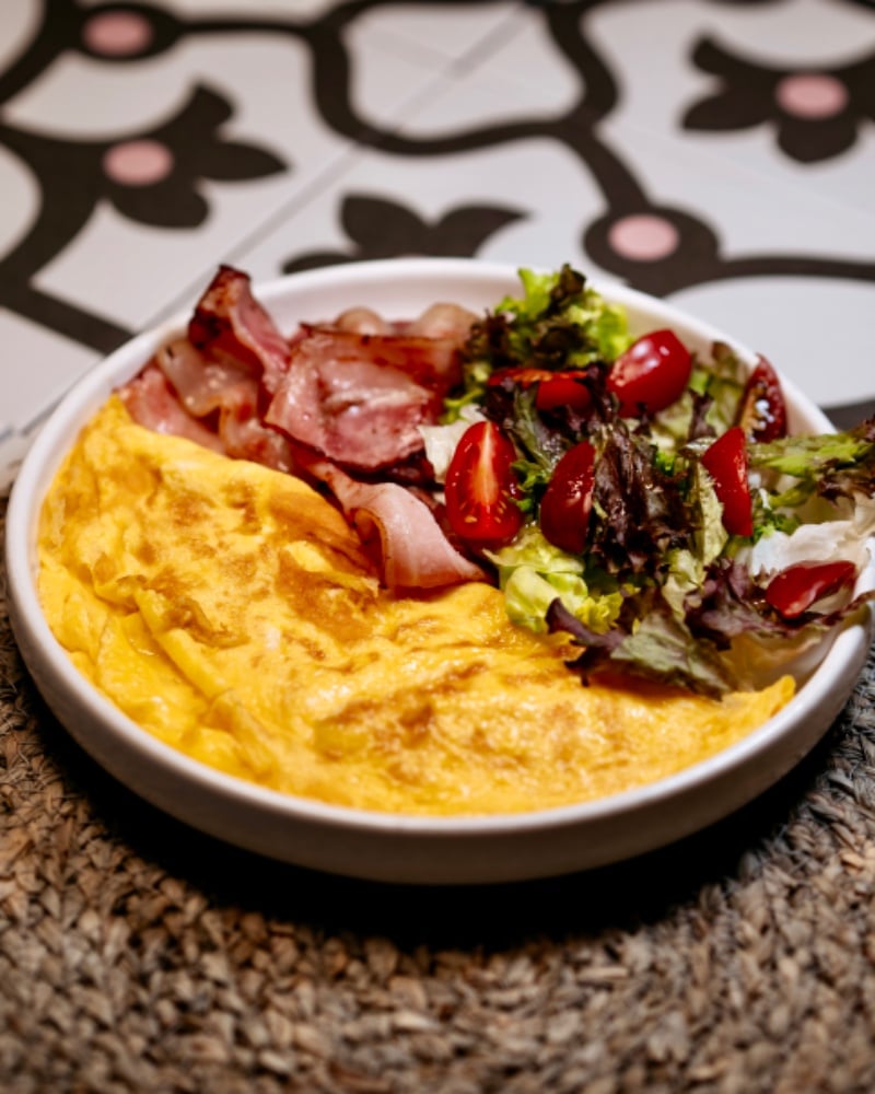 ომლეტი ბეკონით ყველითა და ბოსტნეულით / Omlette with bacon, cheese, veggies