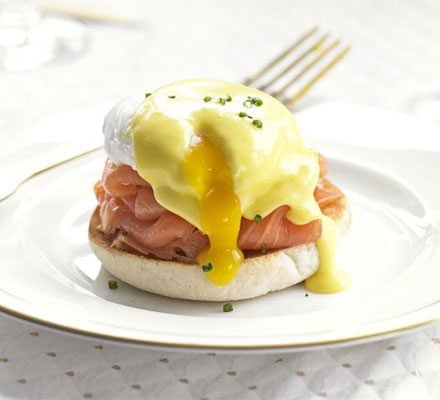 კვერცხი ბენედიქტი შებოლილი ორაგულით/Eggs Benedict with smoked salmon