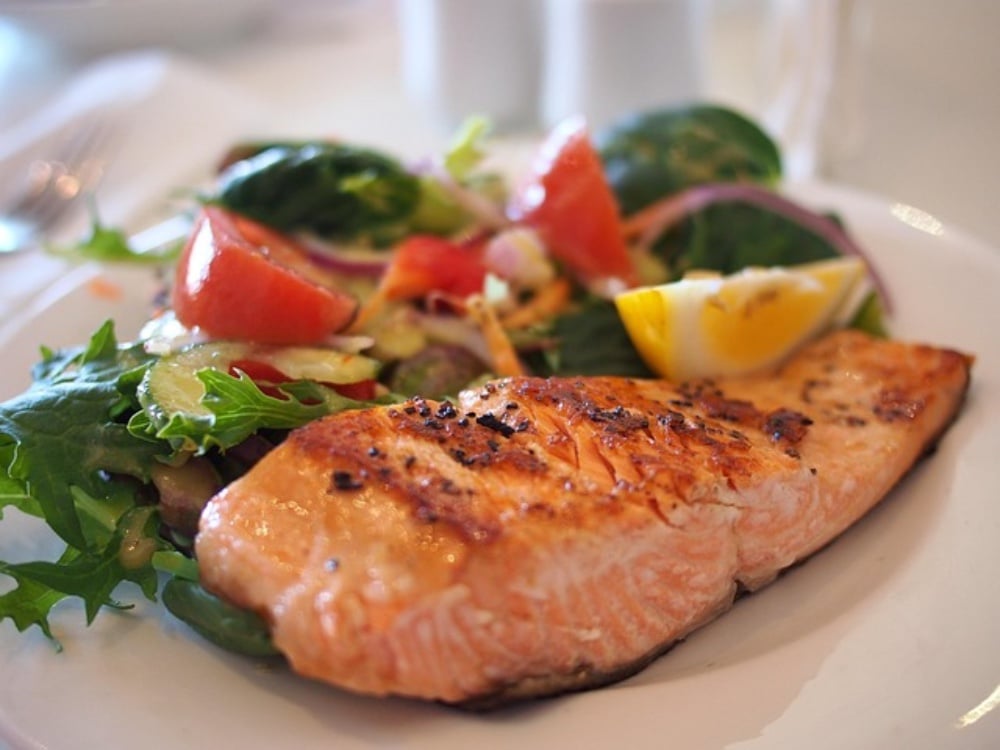 ორაგულის სტეიკი ფრეშ სალათით/Salmon steak with fresh salad