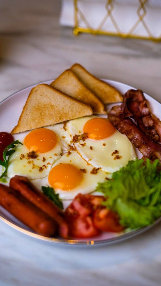 Яєчня з беконом, овочами та кремом hollandaise