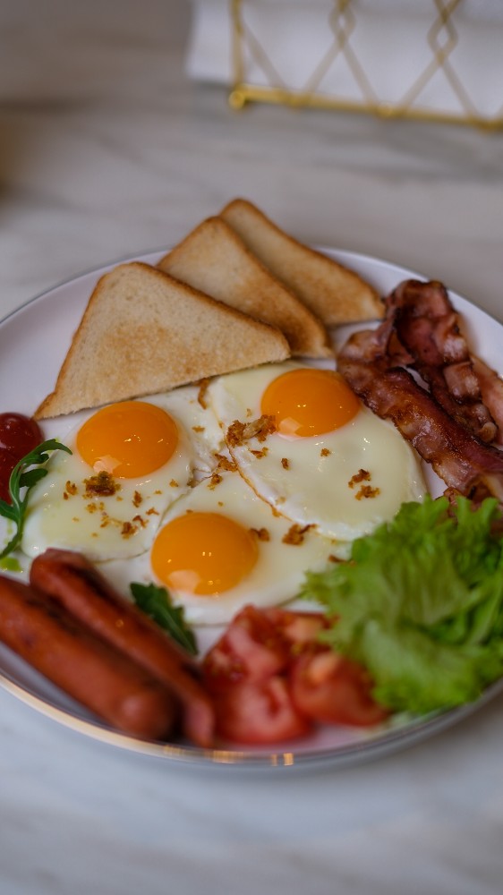 Яєчня з беконом, овочами та кремом hollandaise