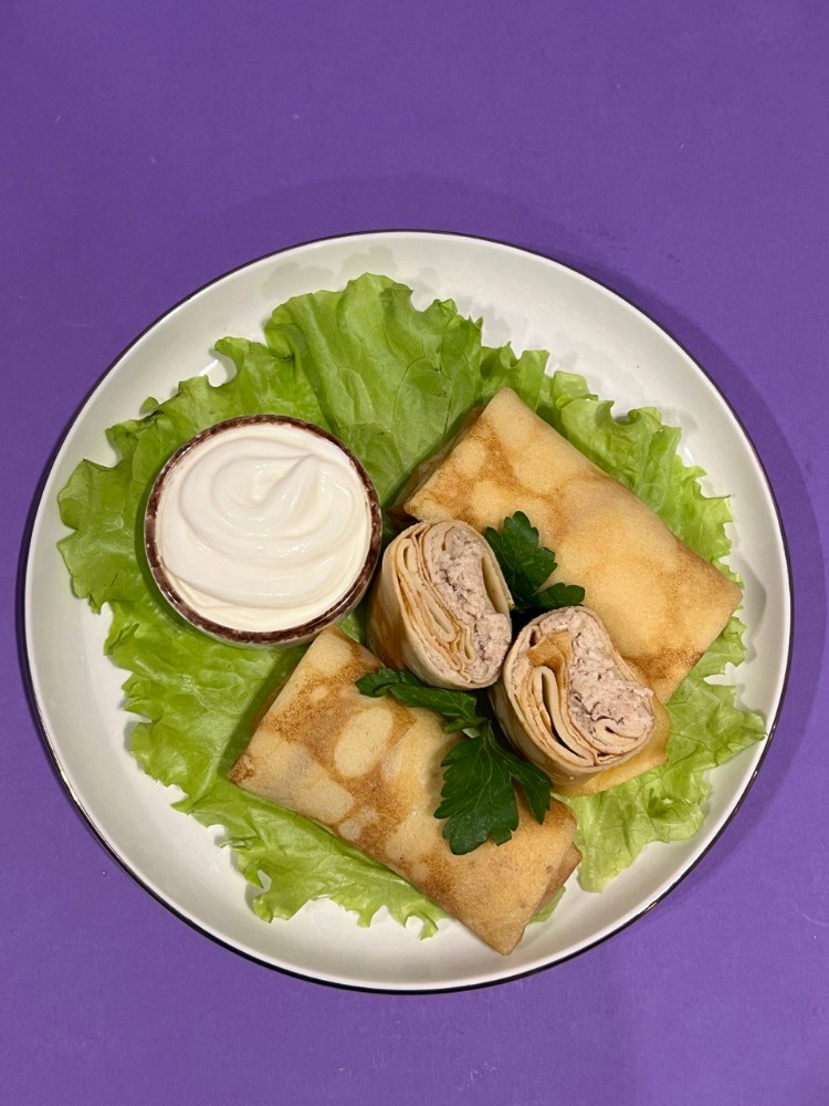 Млинці з мʼясом курки та сметаною