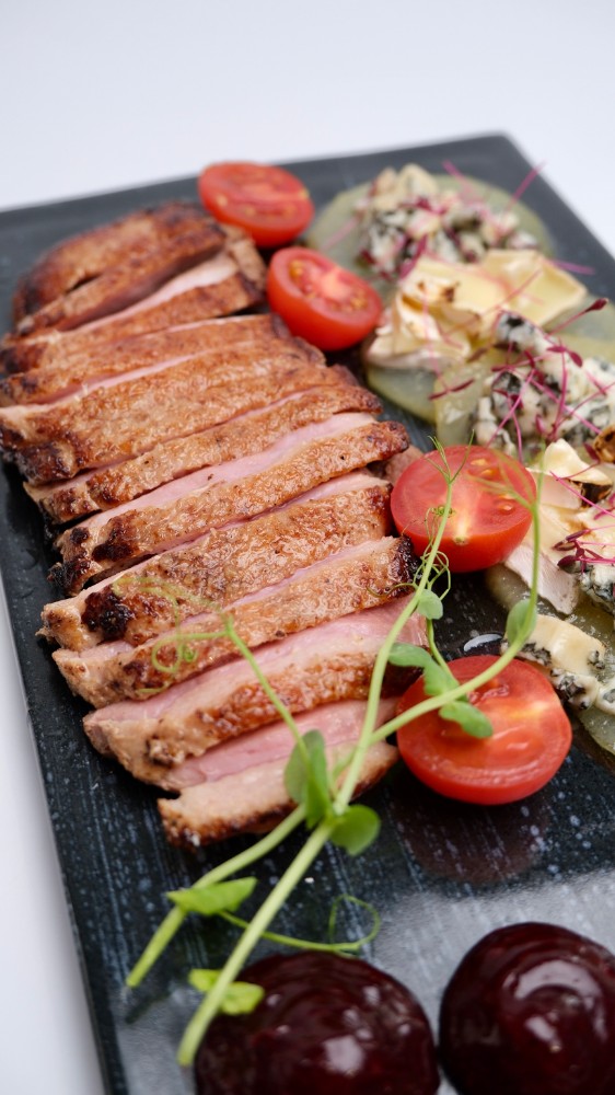 Качина грудка SOUS-VIDE з карамелізованою грушею та сиром Дорблю