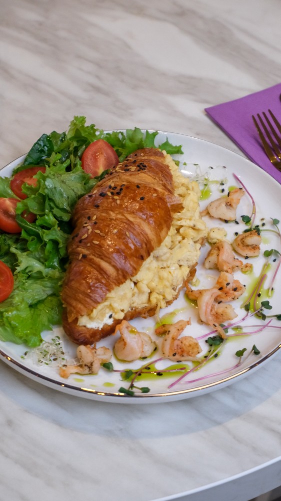 Круасан зі скремблом, креветкою та овочами