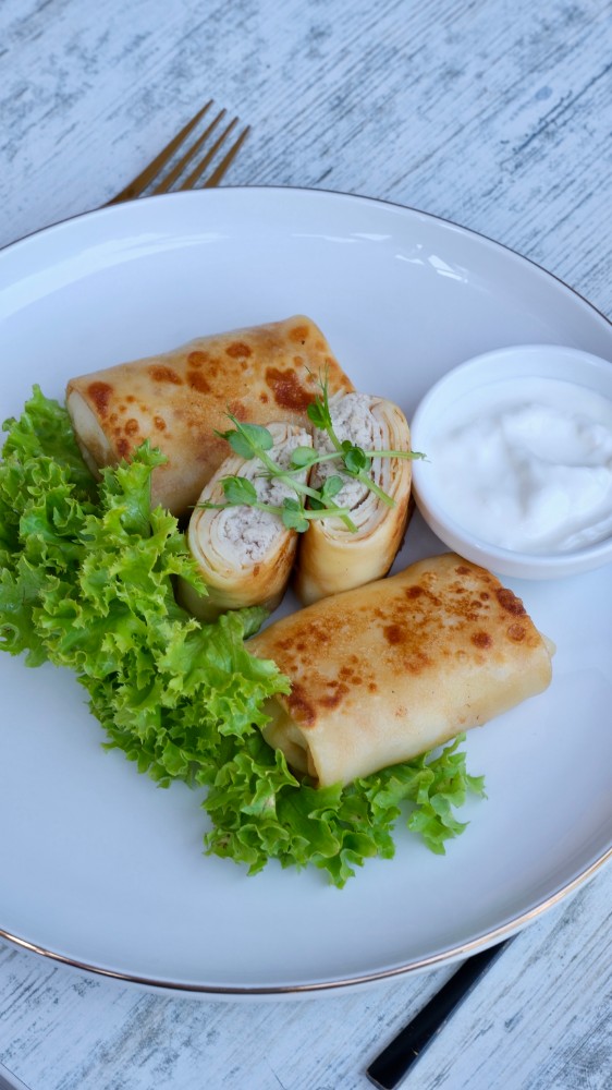 Млинці з мʼясом курки та сметаною