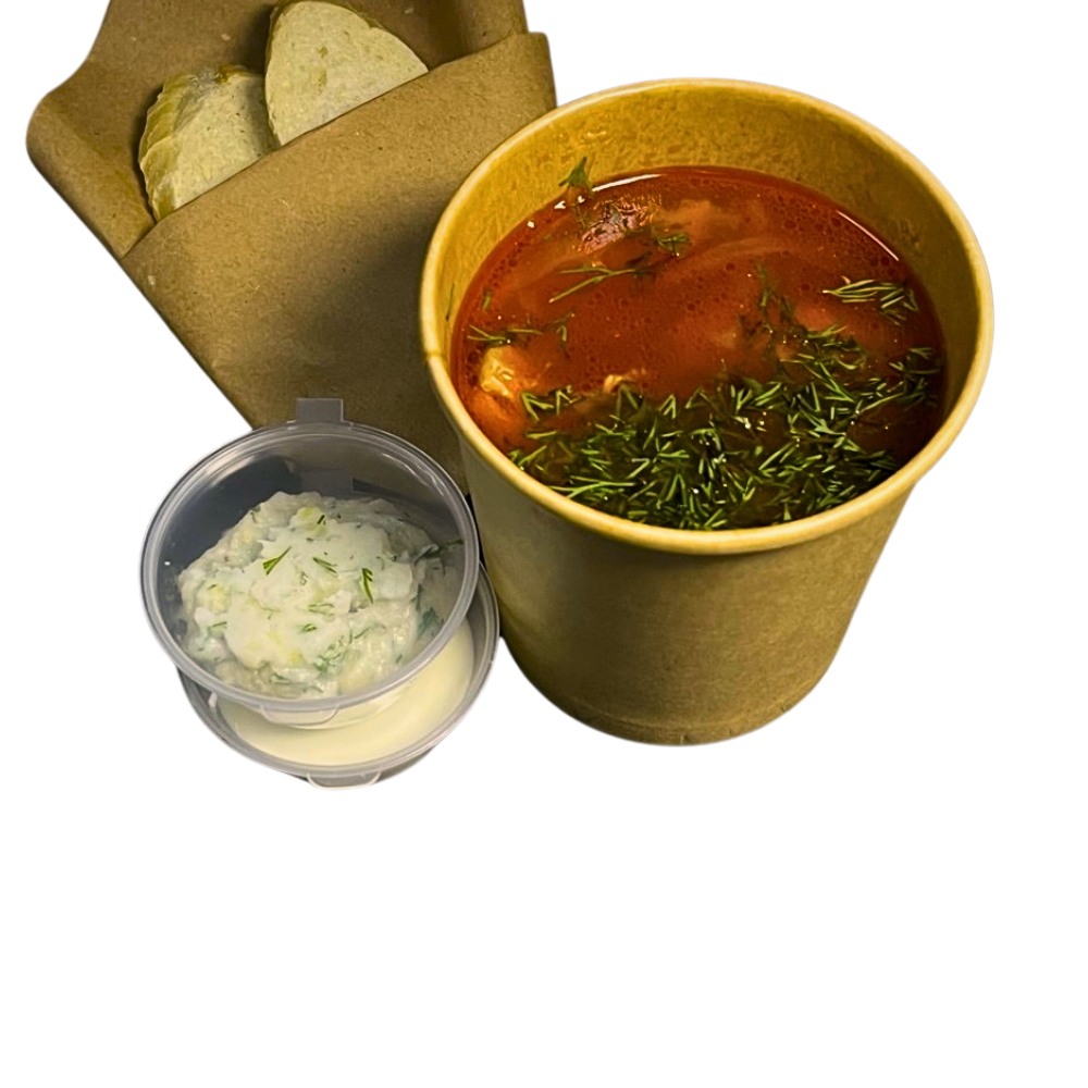 Борщ зі сметаною та салом з часником 