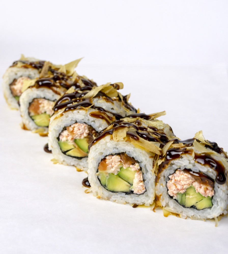 Рол з крабом і лососем у тунцевій стружці
