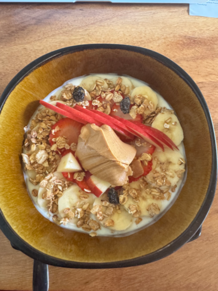 Bowl de fruta (yogurt, fruit, granola, peanut butter, honey)