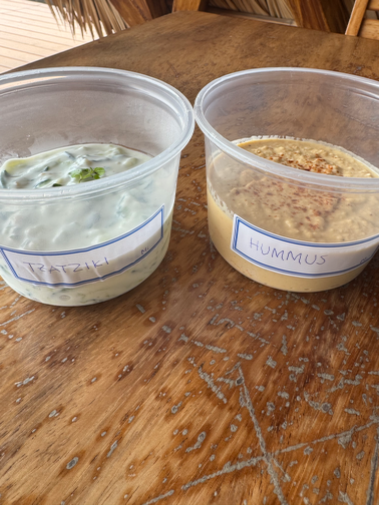 Dips/ Untables (hummus, tzatziki, dip de queso)