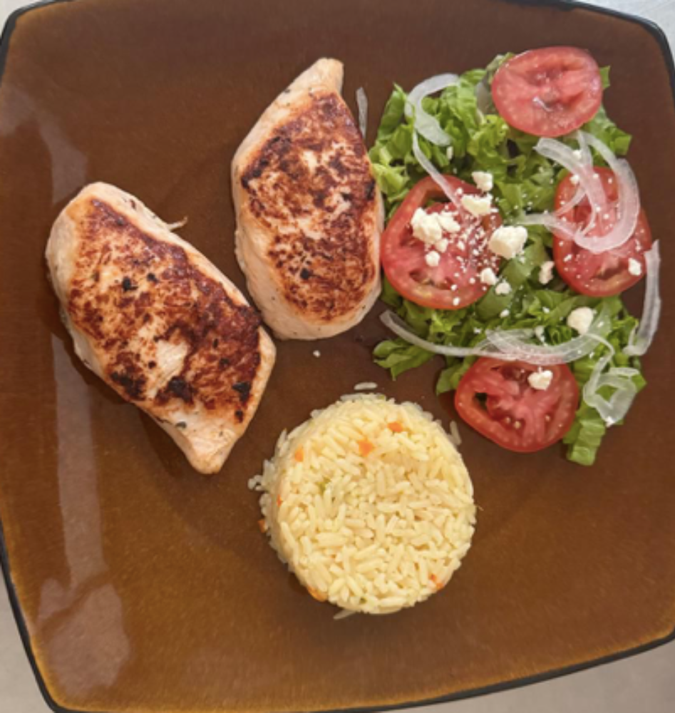 Pollo a la plancha (escoge 2: ensalada, papas fritas, vegetales, arroz)