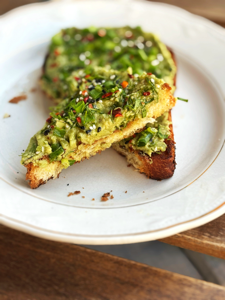 Авокадо й хліб (Avocado and Bread)