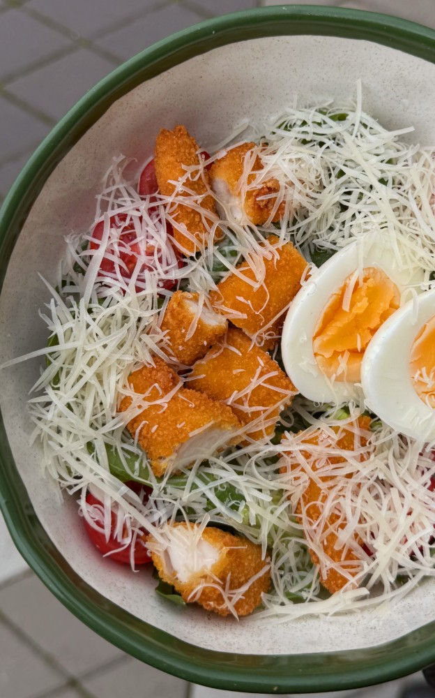 Салат з кріспі куркою