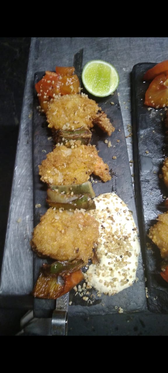 BROCHETA DE LANGOSTINOS REBOZADOS EN CRUJIENTE DE MAIZ / CRISPY CORN-COATED SHRIMP SKEWER