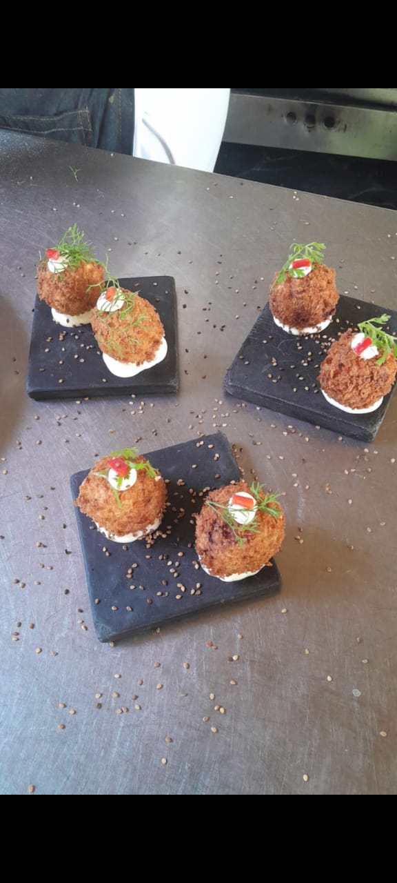 CROQUETAS DE PLATANO MADURO RELLENAS DE CAMARON / SWEET PLANTAIN CROQUETTES FILLED WITH SHRIMP