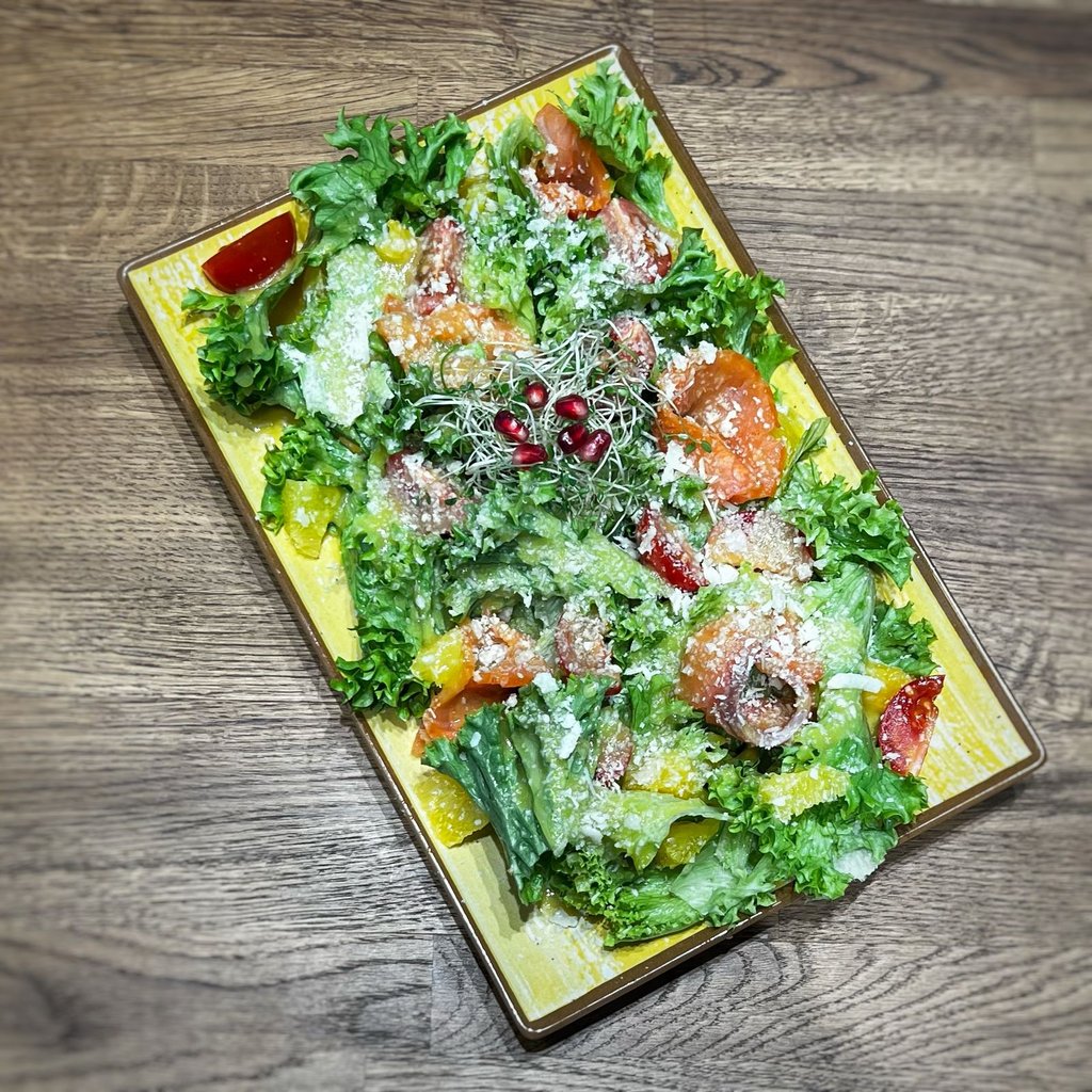 Салат з лососем та пармезаном (150г)