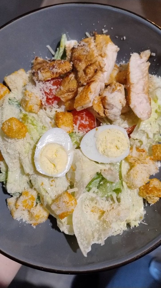 Салат Цезарь з курячим філе
