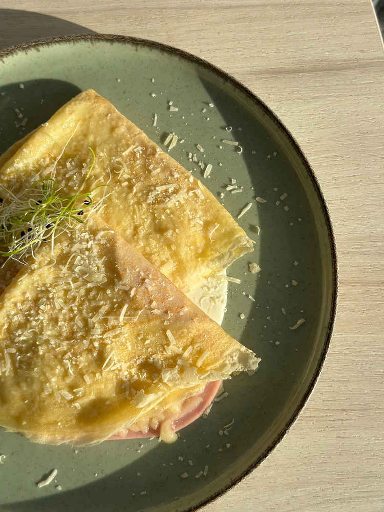 Млинці з шинкою та пармезановим соусом