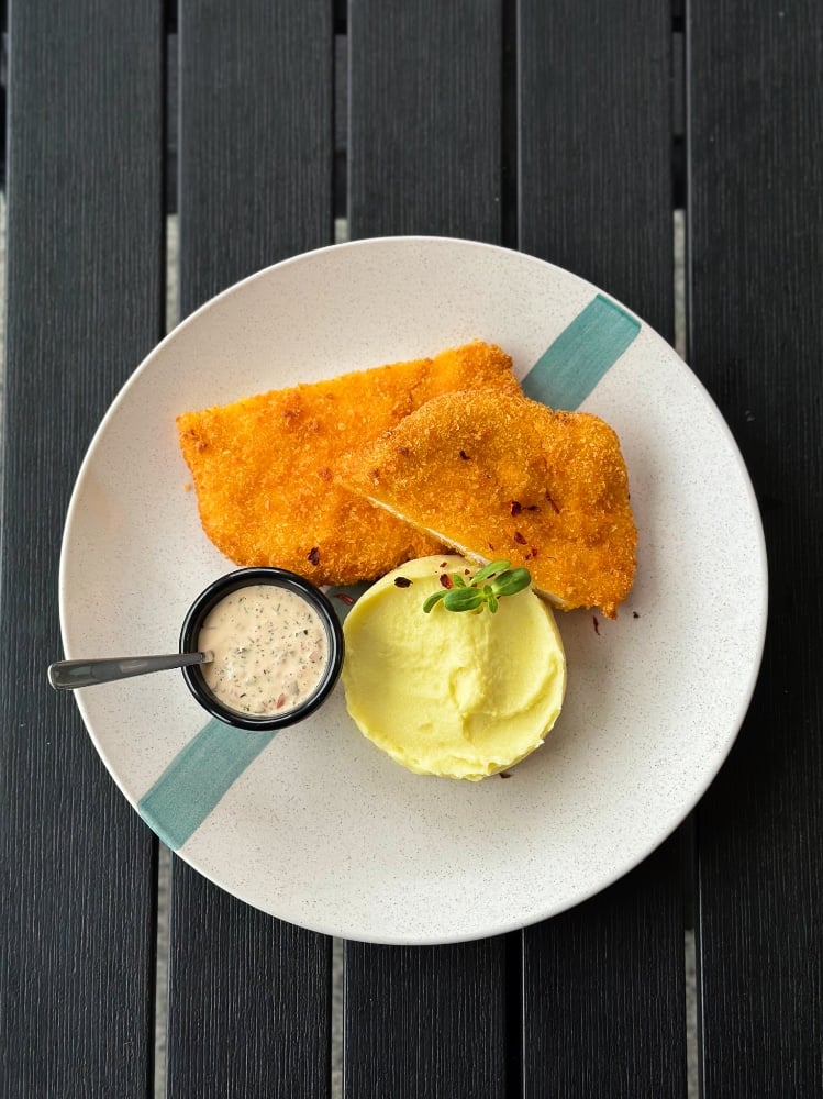 Шніцель курячий з соусом тартар