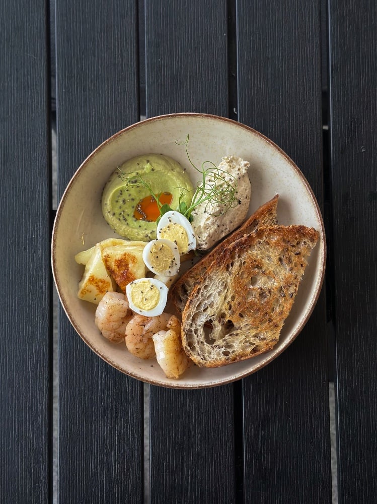 Сімпл-тост з мусом авокадо, креветкою та трюфельним маслом